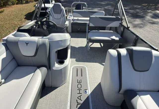 Slide: The Image of Tahoe LTZ - 23 FT Entertainer 2026 - 5