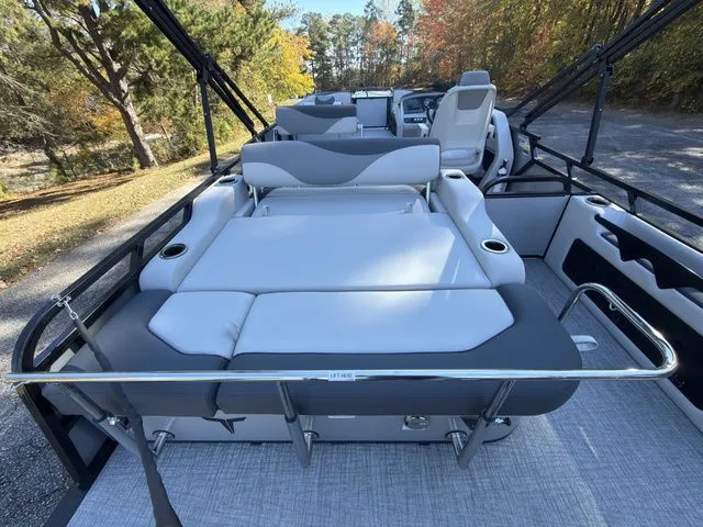 Slide: The Image of Tahoe LTZ - 23 FT Entertainer 2026 - 6