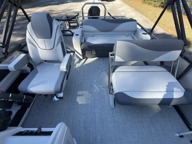 Slide: The Image of Tahoe LTZ - 23 FT Entertainer 2026 - 7