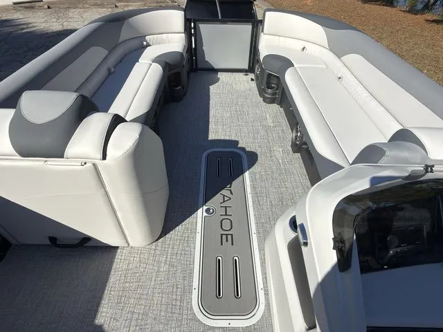 Slide: The Image of Tahoe LTZ - 23 FT Entertainer 2026 - 8