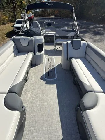 Slide: The Image of Tahoe LTZ - 23 FT Entertainer 2026 - 9