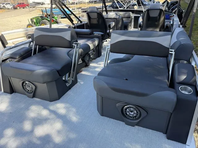 Slide: The Image of Tahoe LTZ - 23 FT Quad Lounger Shift PP 2026 - 10