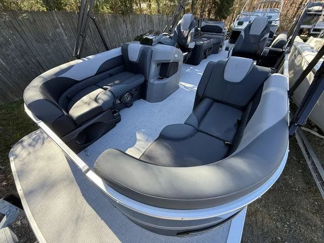 Slide: The Image of Tahoe LTZ - 23 FT Quad Lounger Shift PP 2026 - 11