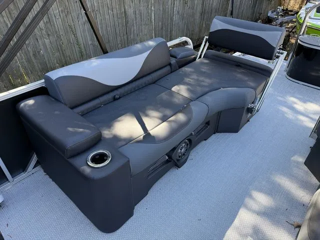Slide: The Image of Tahoe LTZ - 23 FT Quad Lounger Shift PP 2026 - 7