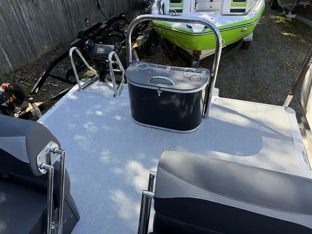 Slide: The Image of Tahoe LTZ - 23 FT Quad Lounger Shift PP 2026 - 8