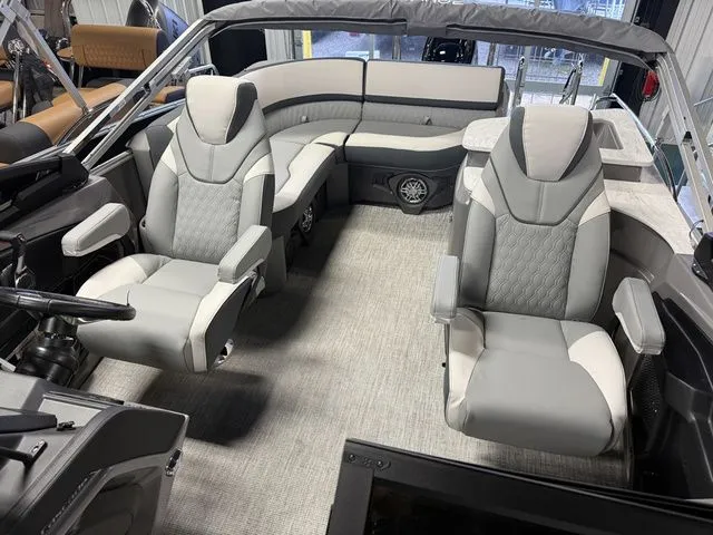 Slide: The Image of Tahoe Cascade - 2585 Elite Windshield 2026 - 10