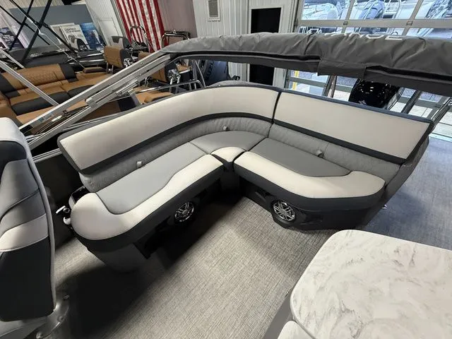 Slide: The Image of Tahoe Cascade - 2585 Elite Windshield 2026 - 11