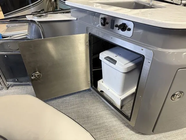 Slide: The Image of Tahoe Cascade - 2585 Elite Windshield 2026 - 13