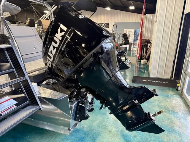 Slide: The Image of Tahoe Cascade - 2585 Elite Windshield 2026 - 4