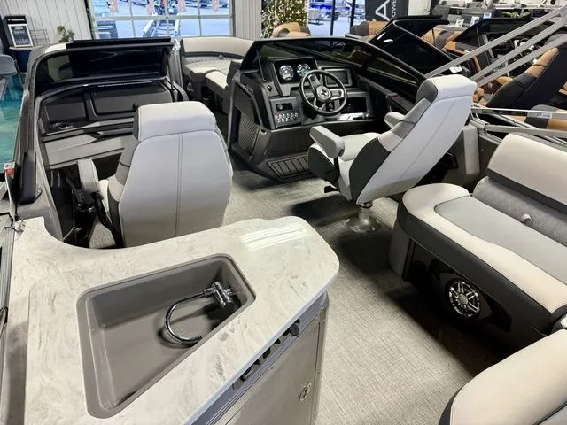 Slide: The Image of Tahoe Cascade - 2585 Elite Windshield 2026 - 5