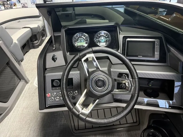 Slide: The Image of Tahoe Cascade - 2585 Elite Windshield 2026 - 6