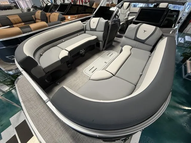 Slide: The Image of Tahoe Cascade - 2585 Elite Windshield 2026 - 7