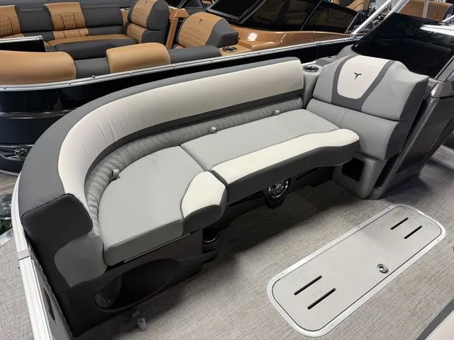 Slide: The Image of Tahoe Cascade - 2585 Elite Windshield 2026 - 8