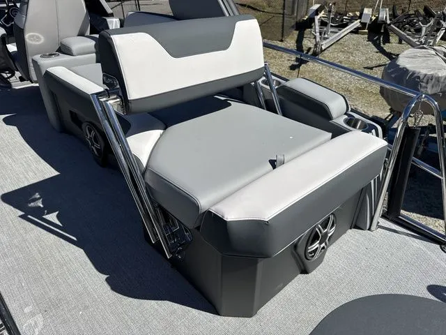 Slide: The Image of Tahoe Cascade - Quad Lounger Shift Windshield 2026 - 25
