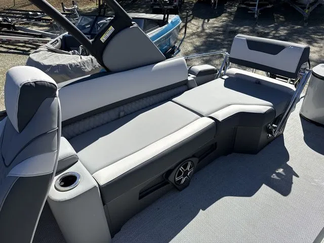 Slide: The Image of Tahoe Cascade - Quad Lounger Shift Windshield 2026 - 27