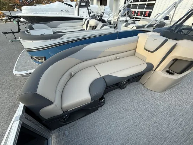 Slide: The Image of Tahoe LTZ - 25 FT Versatile Rear Bench 2026 - 11