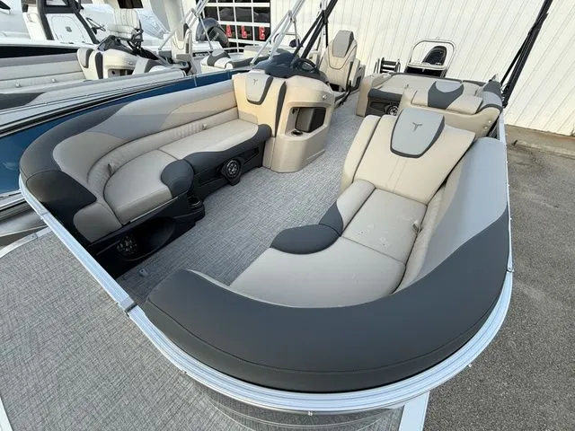Slide: The Image of Tahoe LTZ - 25 FT Versatile Rear Bench 2026 - 12