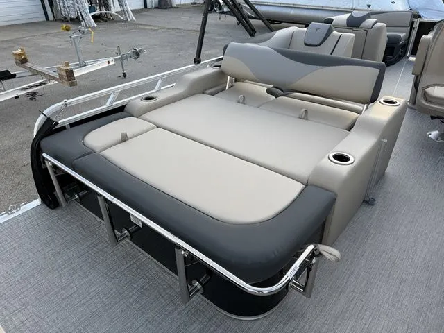 Slide: The Image of Tahoe LTZ - 25 FT Versatile Rear Bench 2026 - 13
