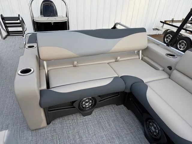 Slide: The Image of Tahoe LTZ - 25 FT Versatile Rear Bench 2026 - 14