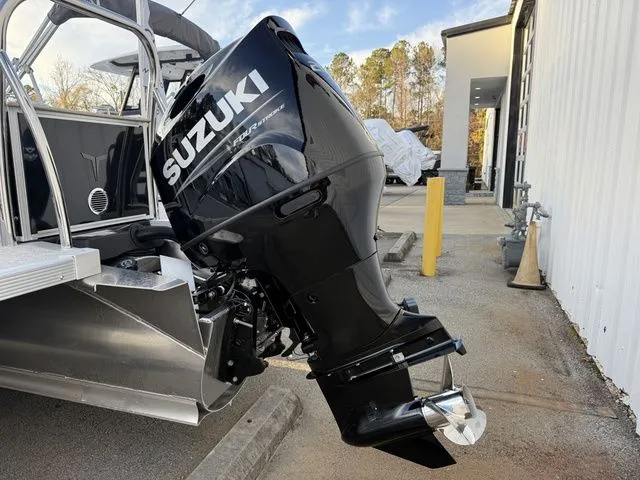 Slide: The Image of Tahoe LTZ - 25 FT Versatile Rear Bench 2026 - 4