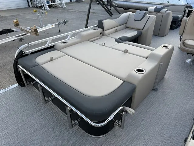 Slide: The Image of Tahoe LTZ - 25 FT Versatile Rear Bench 2026 - 7