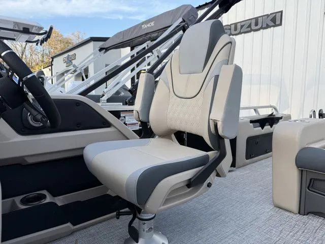 Slide: The Image of Tahoe LTZ - 25 FT Versatile Rear Bench 2026 - 8