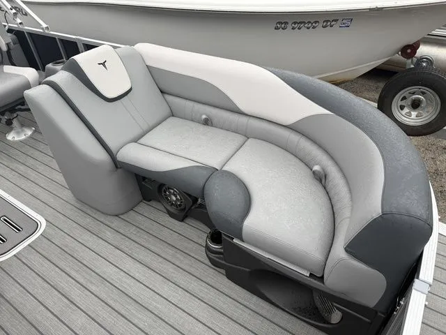 Slide: The Image of Tahoe LTZ - Quad Lounger Shift 25E85 2026 - 10