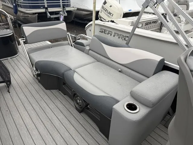 Slide: The Image of Tahoe LTZ - Quad Lounger Shift 25E85 2026 - 6