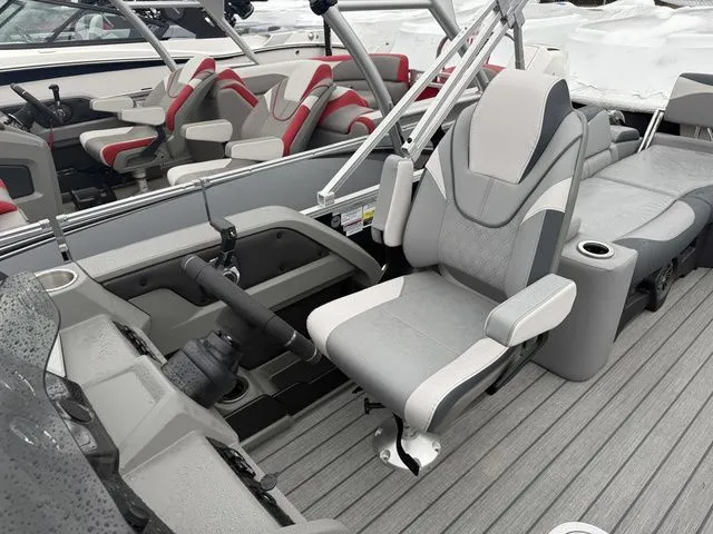 Slide: The Image of Tahoe LTZ - Quad Lounger Shift 25E85 2026 - 8