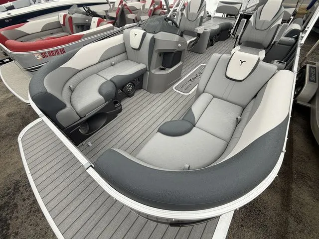 Slide: The Image of Tahoe LTZ - Quad Lounger Shift 25E85 2026 - 9