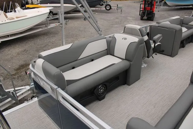 Slide: The Image of Avalon Venture Quad Lounger 21 2024 - 10