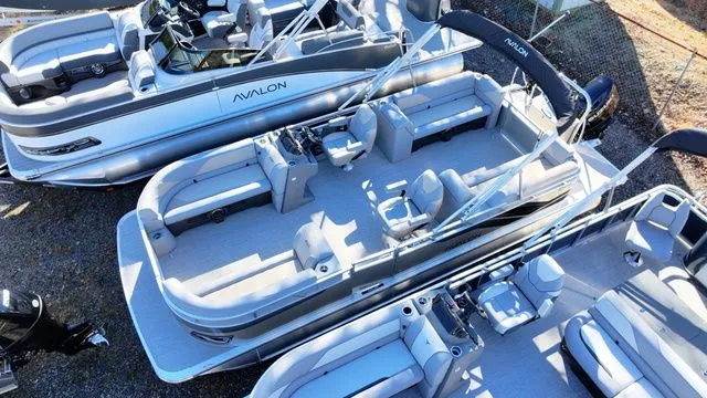 The Image of Avalon Venture - 23 FT Quad Lounger 2026 - 1