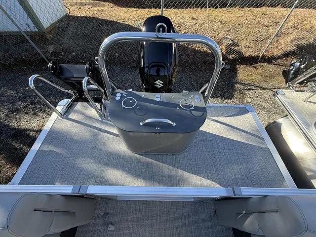 Slide: The Image of Avalon Venture - 23 FT Quad Lounger 2026 - 5