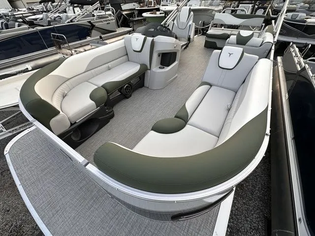 Slide: The Image of Tahoe LTZ - 23 FT Cruise Rear Bench 2025 - 14