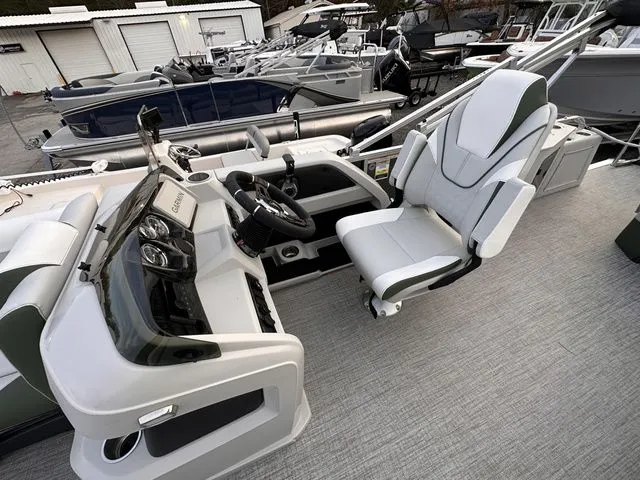 Slide: The Image of Tahoe LTZ - 23 FT Cruise Rear Bench 2025 - 15