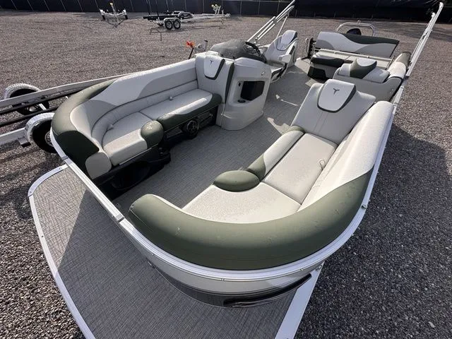 Slide: The Image of Tahoe LTZ - 23 FT Cruise Rear Bench 2025 - 3
