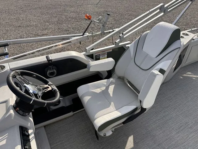Slide: The Image of Tahoe LTZ - 23 FT Cruise Rear Bench 2025 - 4
