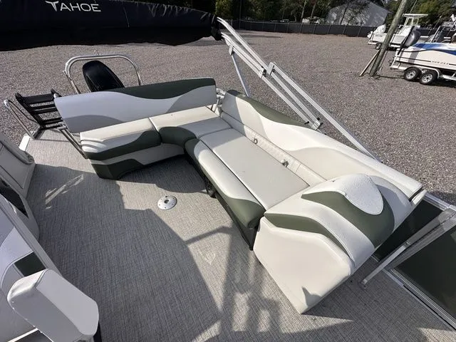 Slide: The Image of Tahoe LTZ - 23 FT Cruise Rear Bench 2025 - 6