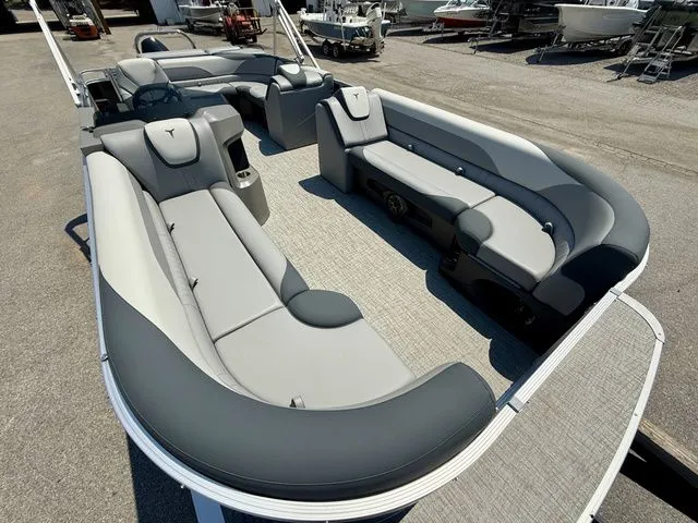 Slide: The Image of Tahoe LTZ - 23 FT Cruise 2025 - 11