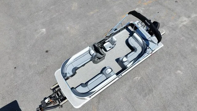 Slide: The Image of Tahoe LTZ - 23 FT Cruise 2025 - 20