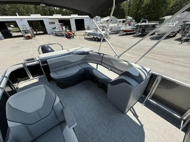 Slide: The Image of Tahoe LTZ - 23 FT Cruise 2025 - 9