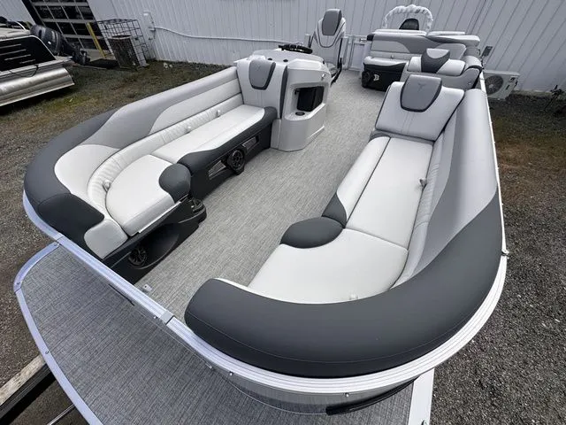Slide: The Image of Tahoe LTZ - 23 FT Cruise 2025 - 4