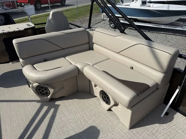 Slide: The Image of Tahoe Sport 85 - 21 Rear Fish 2026 - 12