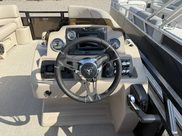 Slide: The Image of Tahoe Sport 85 - 21 Rear Fish 2026 - 14