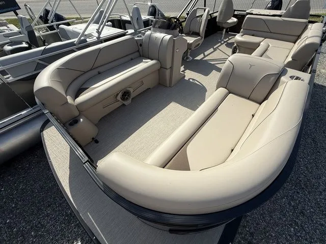 Slide: The Image of Tahoe Sport 85 - 21 Rear Fish 2026 - 15