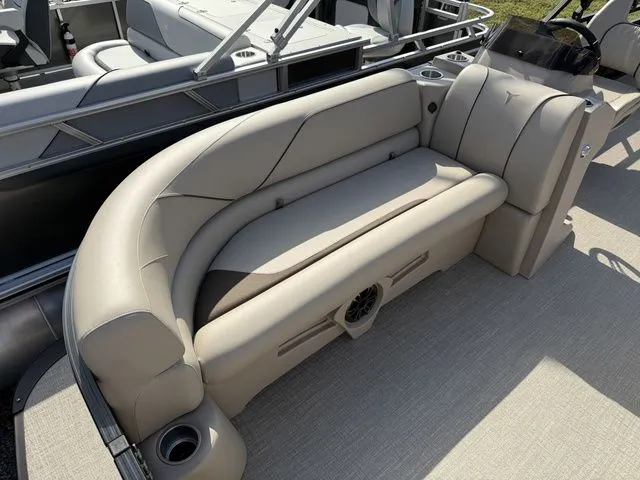 Slide: The Image of Tahoe Sport 85 - 21 Rear Fish 2026 - 16