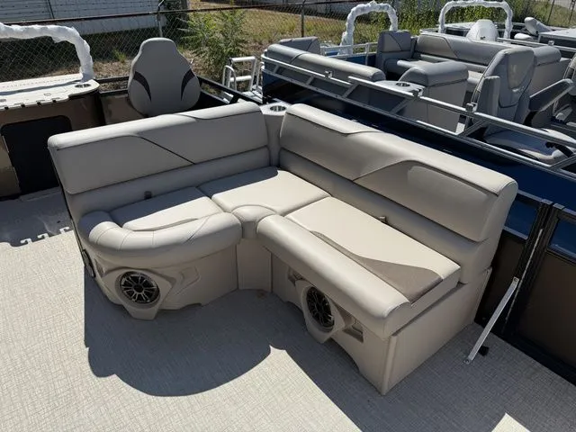 Slide: The Image of Tahoe Sport 85 - 21 Rear Fish 2026 - 6