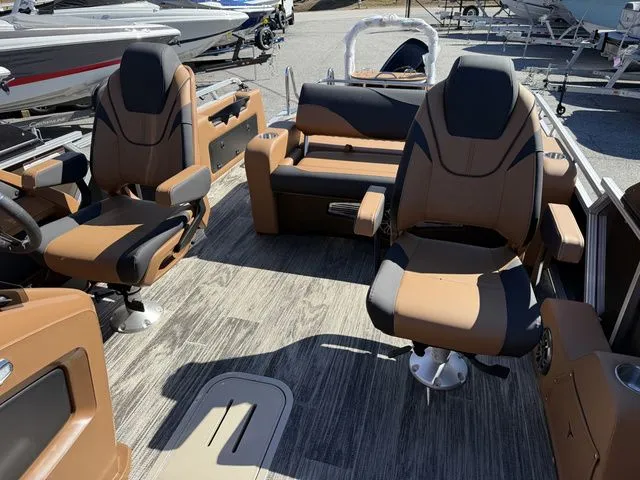 Slide: The Image of Tahoe LTZ - 23 FT Versatile Rear Bench PP 2026 - 10