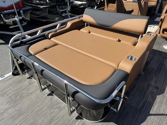 Slide: The Image of Tahoe LTZ - 23 FT Versatile Rear Bench PP 2026 - 8