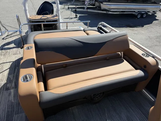 Slide: The Image of Tahoe LTZ - 23 FT Versatile Rear Bench PP 2026 - 9